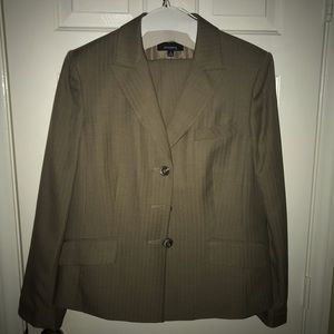 Woman’s Jones Wear Suit